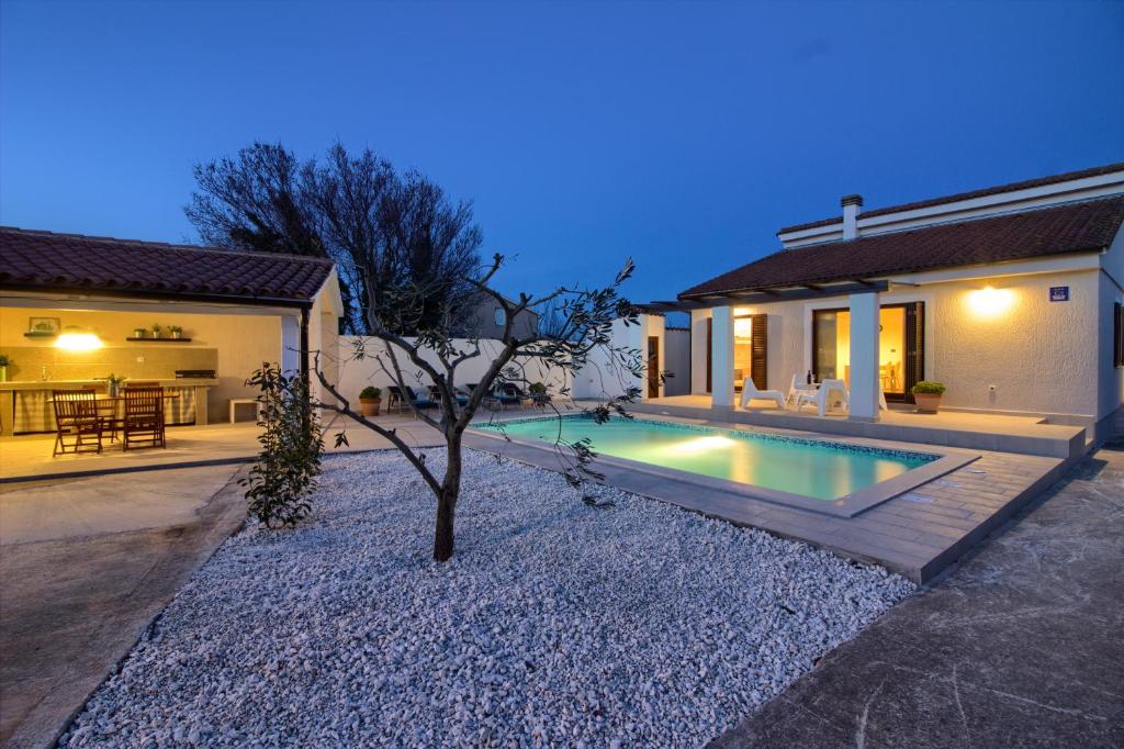 Fotografia z galérie ubytovania Cozy villa Nina with private pool near Pula, 2km from the beach v destinácii Šišan