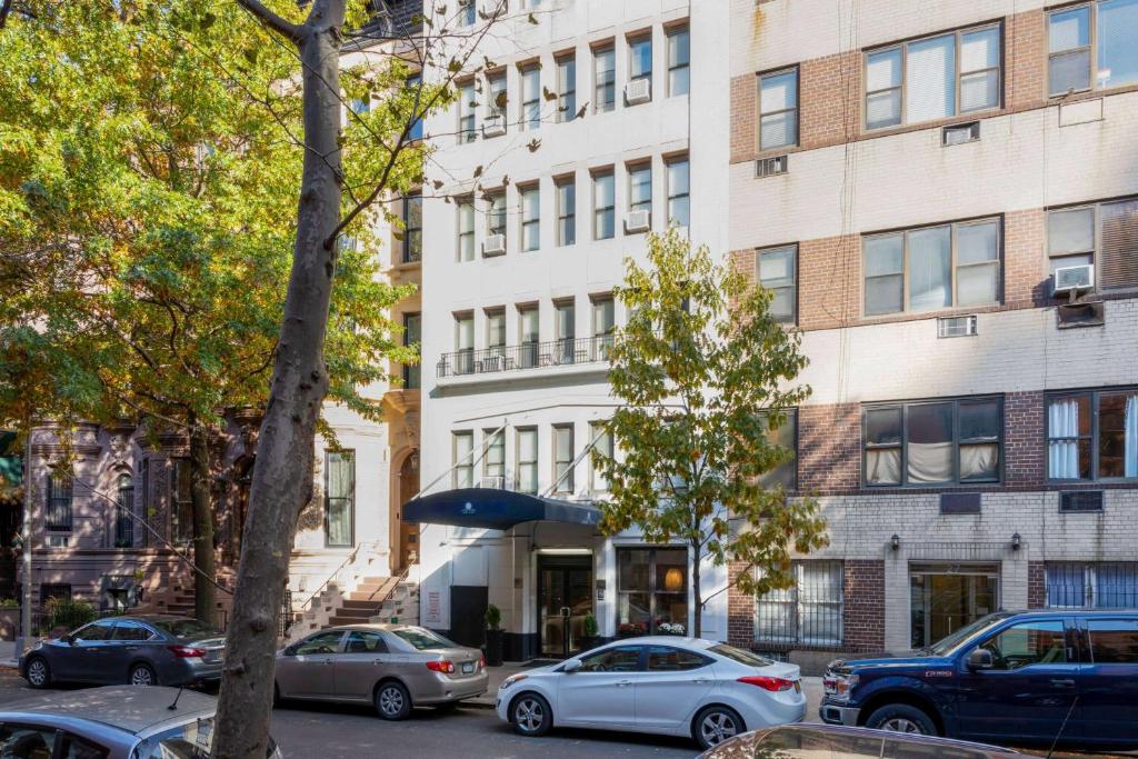 a building with cars parked in front of it at La Quinta by Wyndham New York City Central Park in New York