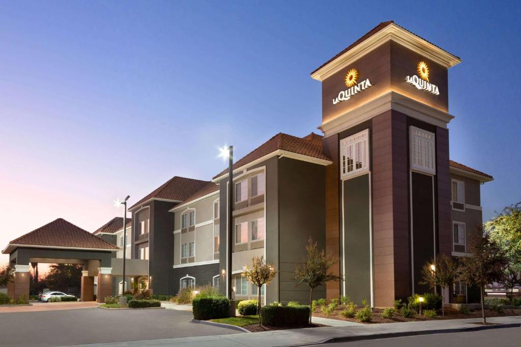 a hotel building with a sign on top of it at La Quinta by Wyndham Fresno Northwest in Fresno