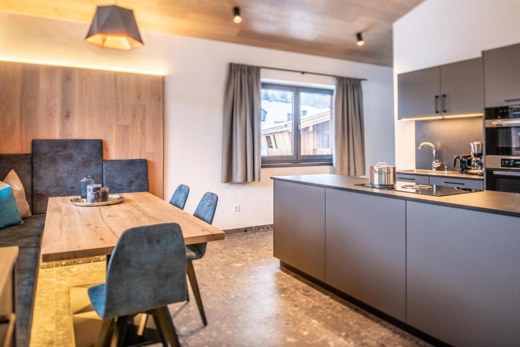 Kuchyňa alebo kuchynka v ubytovaní Chalet's DAS DORF