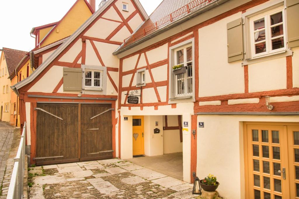 una casa con garaje en una calle en RefuKium Altstadtscheune, en Weissenburg in Bayern