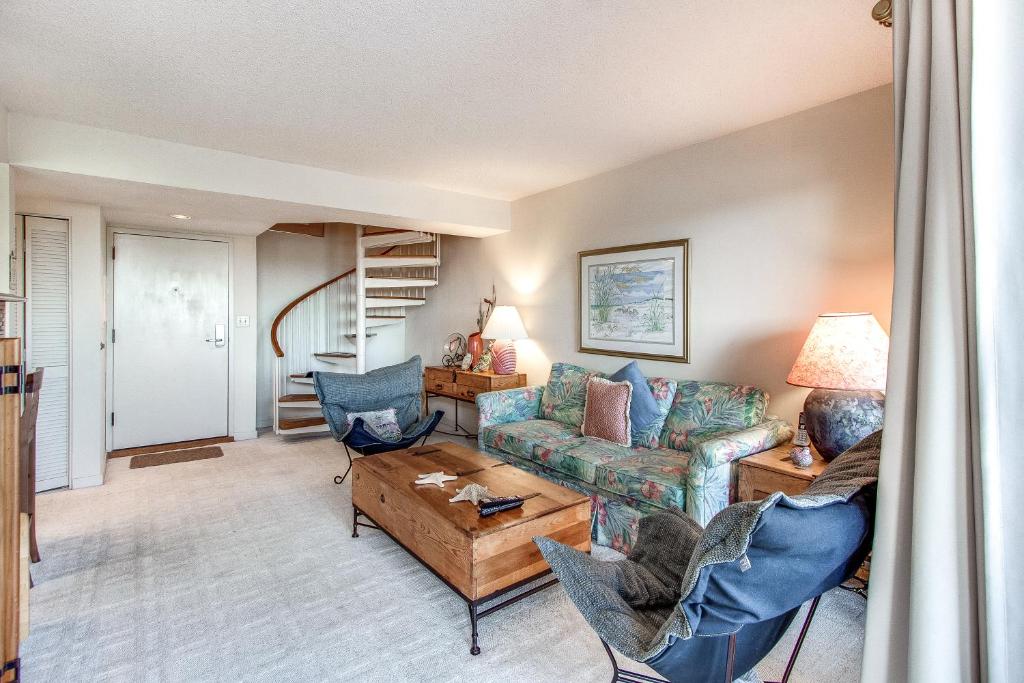uma sala de estar com um sofá e cadeiras em Harbourside 7123 em Hilton Head Island