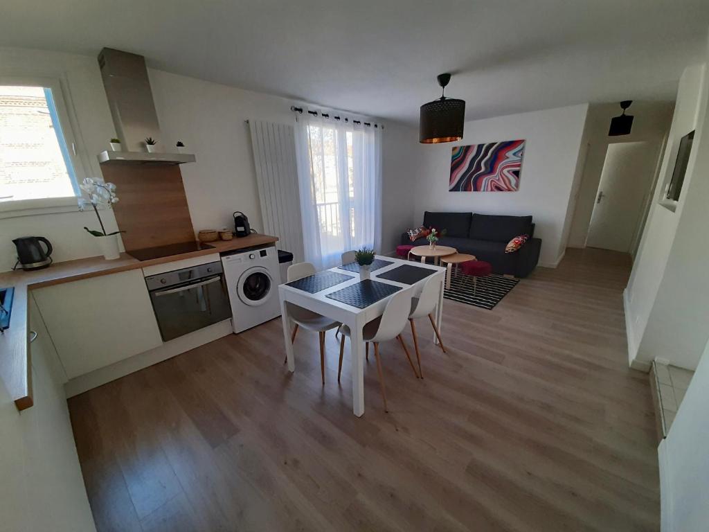 Cuisine ou kitchenette dans l'établissement Superbe T3 de 54 m2 au coeur du Tréport - COSY