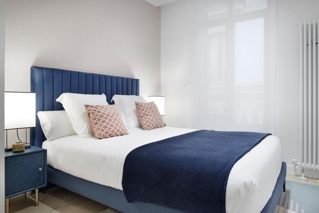 Postel nebo postele na pokoji v ubytování Mayor Suite 8 by FeelFree Rentals