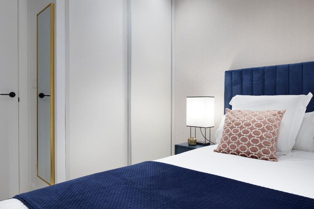 Postel nebo postele na pokoji v ubytování Mayor Suite 8 by FeelFree Rentals