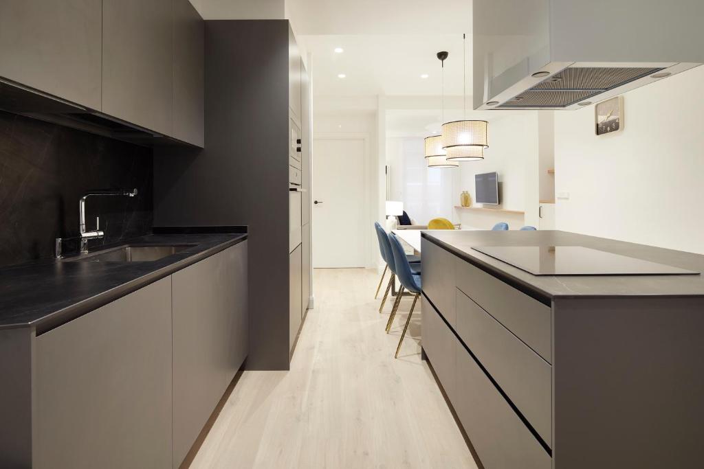 Kuchyň nebo kuchyňský kout v ubytování Mayor Suite 8 by FeelFree Rentals