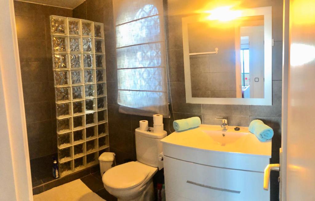 A bathroom at Holiday house Parque Azul Playa La Arena FREE WIFI