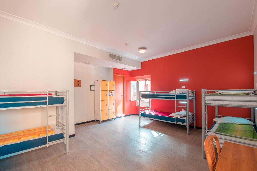 Uma cama ou camas num quarto em Alessandro Palace & Bar