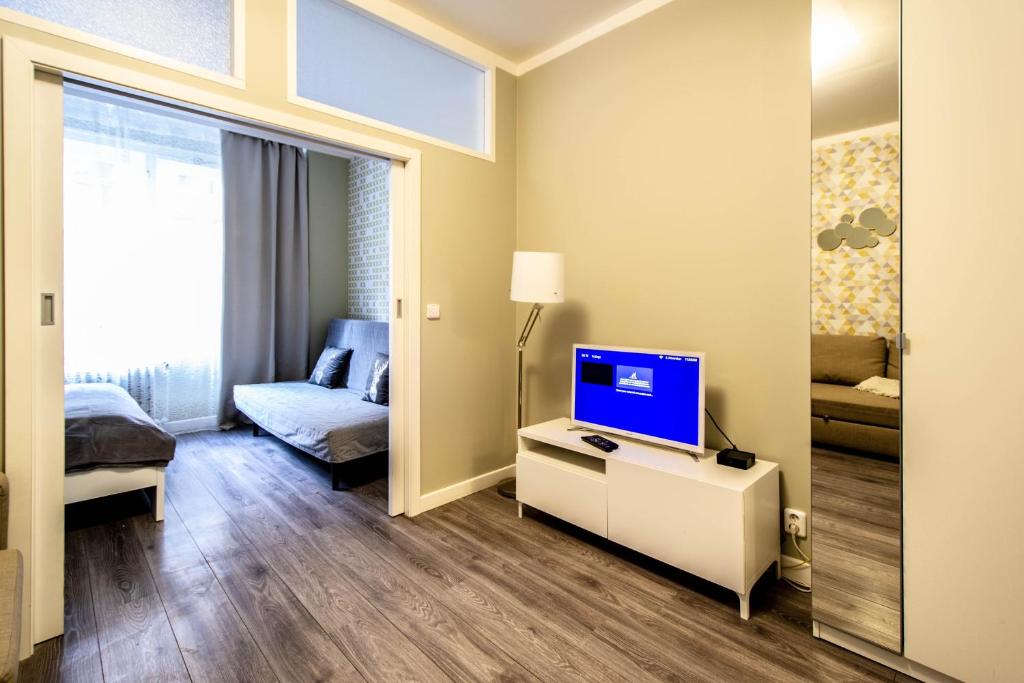 TV a/nebo společenská místnost v ubytování Old Town Rybna Apt by Ruterra