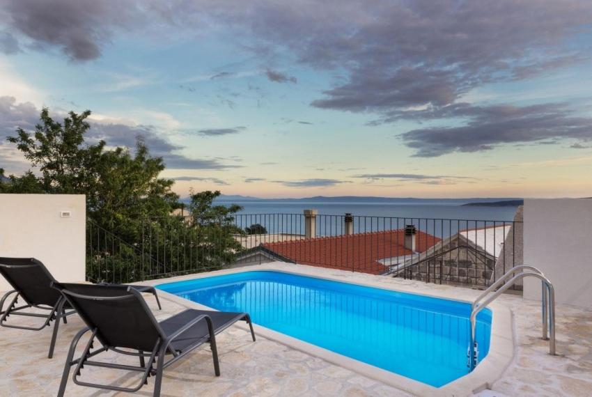 a swimming pool on top of a house at Vila Eli in Brela