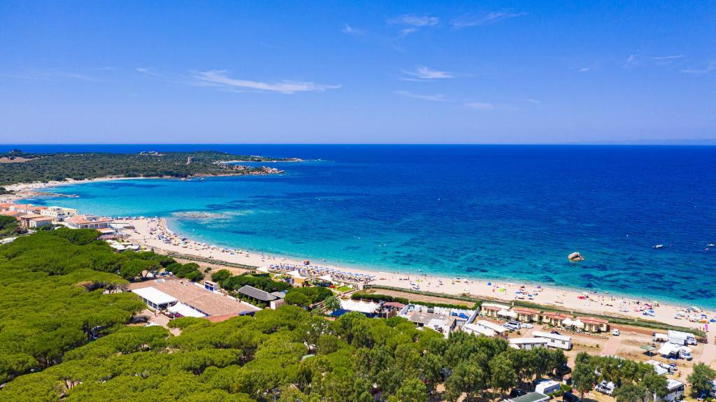 - une vue aérienne sur une plage avec des personnes dans l'eau dans l'établissement Camping Village Baia Blu La Tortuga, à Aglientu