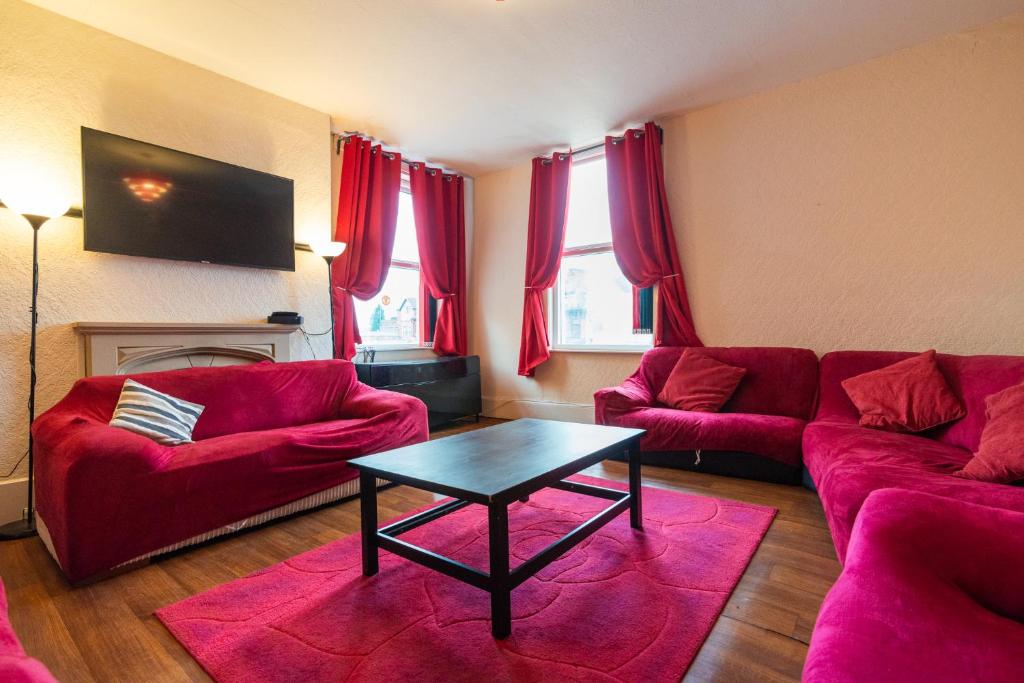 TV a/nebo společenská místnost v ubytování Old Trafford Stadium Hotel