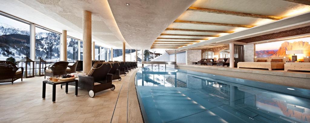 Bazén v ubytování Hotel Berghof Crystal Spa & Sports nebo v jeho okolí