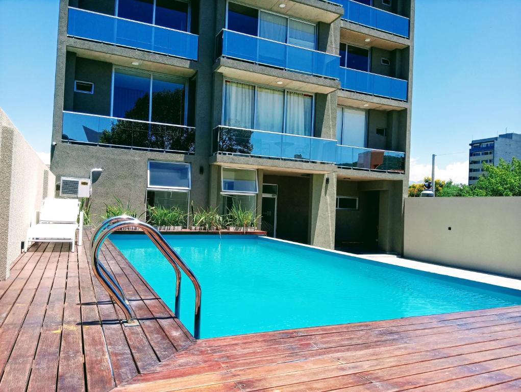 una piscina frente a un edificio en DFC FMA- Coliving, en Salta