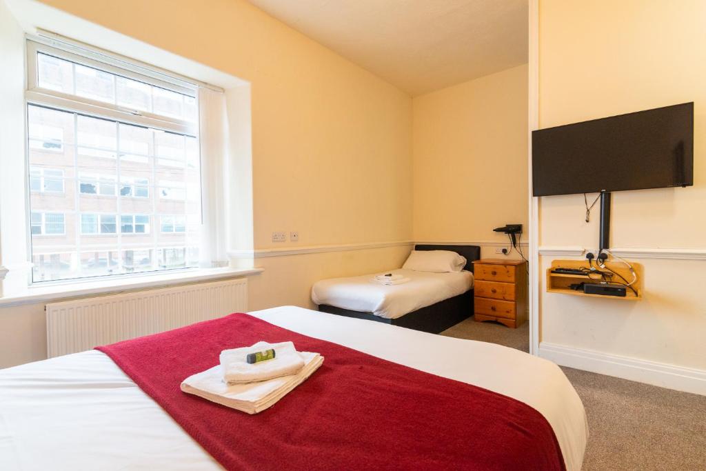 Postel nebo postele na pokoji v ubytování Old Trafford Stadium Hotel