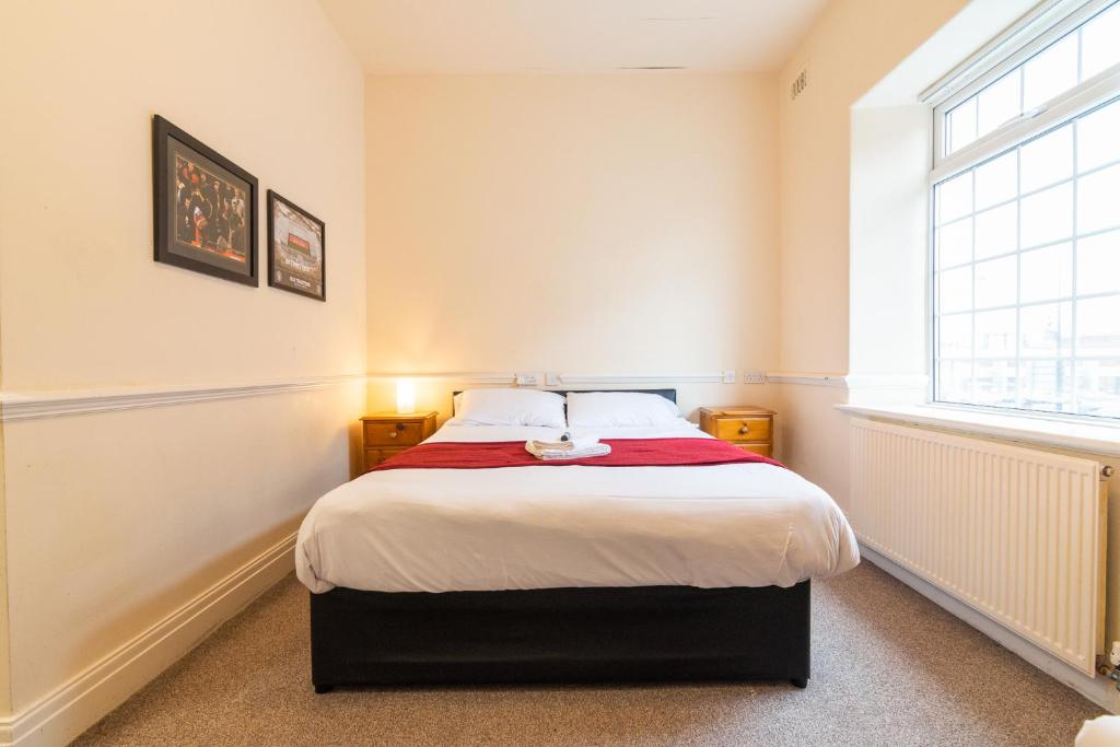 Postel nebo postele na pokoji v ubytování Old Trafford Stadium Hotel