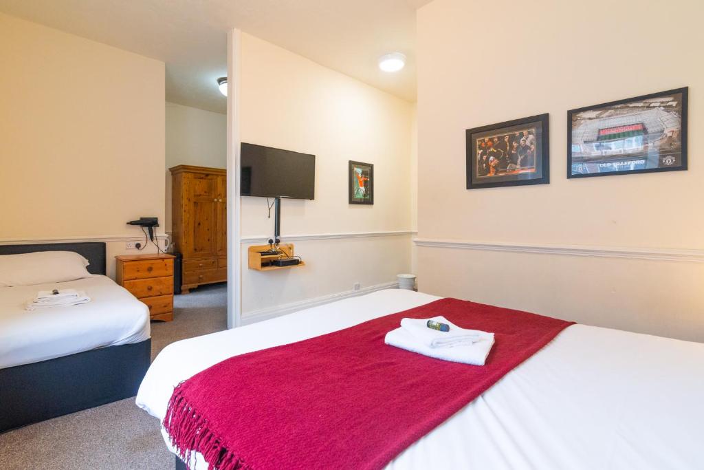 Postel nebo postele na pokoji v ubytování Old Trafford Stadium Hotel