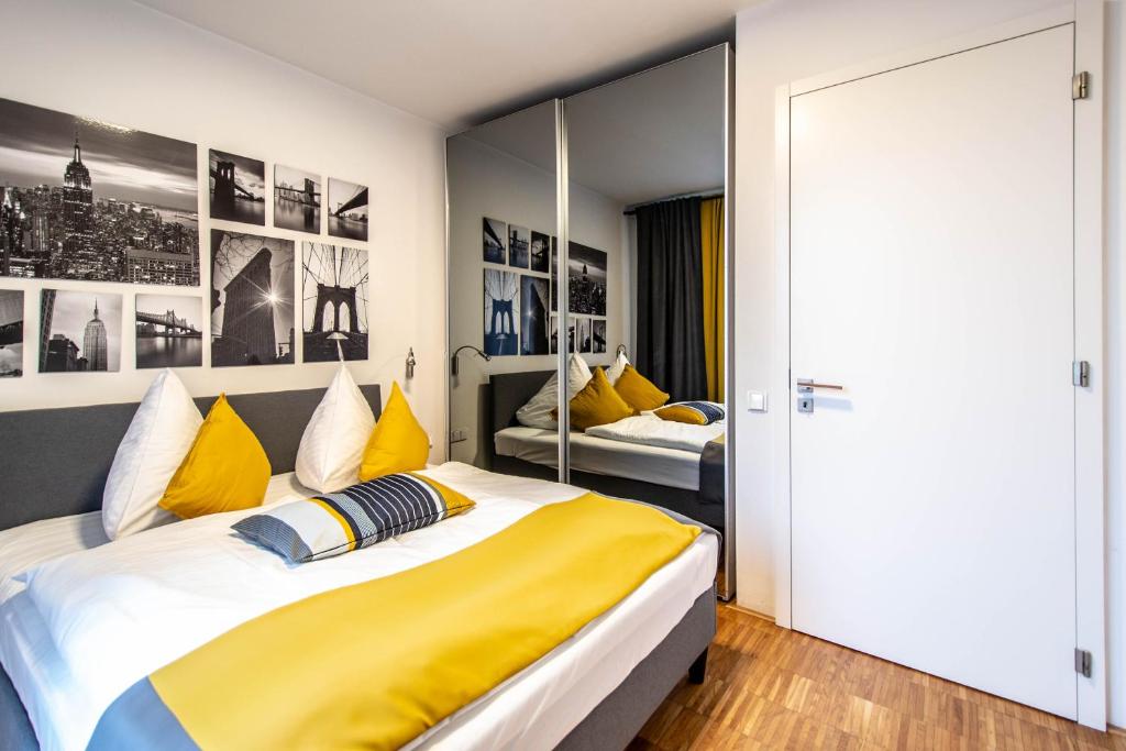 1 Schlafzimmer mit 2 Betten mit gelben und blauen Kissen in der Unterkunft Ruterra Apartment with Garage in Prag
