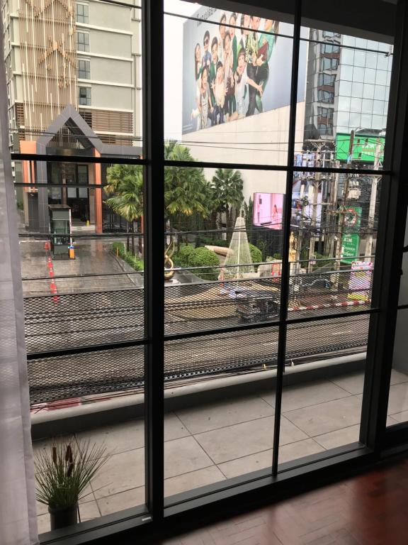 - une vue depuis la fenêtre d'un train dans l'établissement Signature coffee & bed, à Chiang Mai