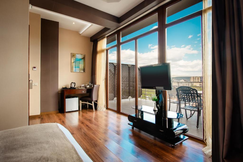 TV a/nebo společenská místnost v ubytování Hotel Orion Tbilisi