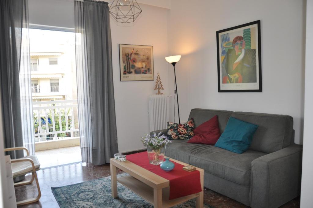 - un salon avec un canapé et une table dans l'établissement Sunny Apartment with view, à Athènes