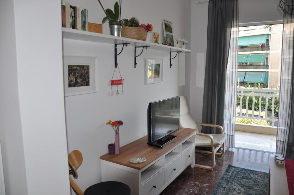 A television and/or entertainment centre at Sunny Apartment with view