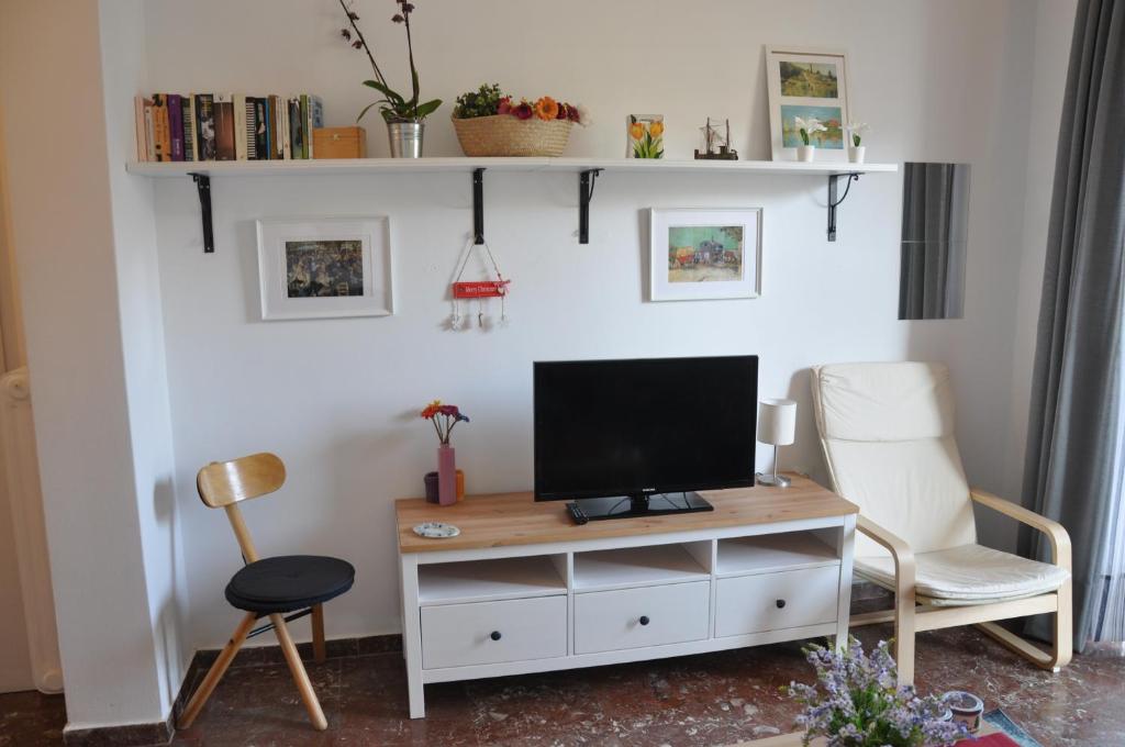 A television and/or entertainment centre at Sunny Apartment with view