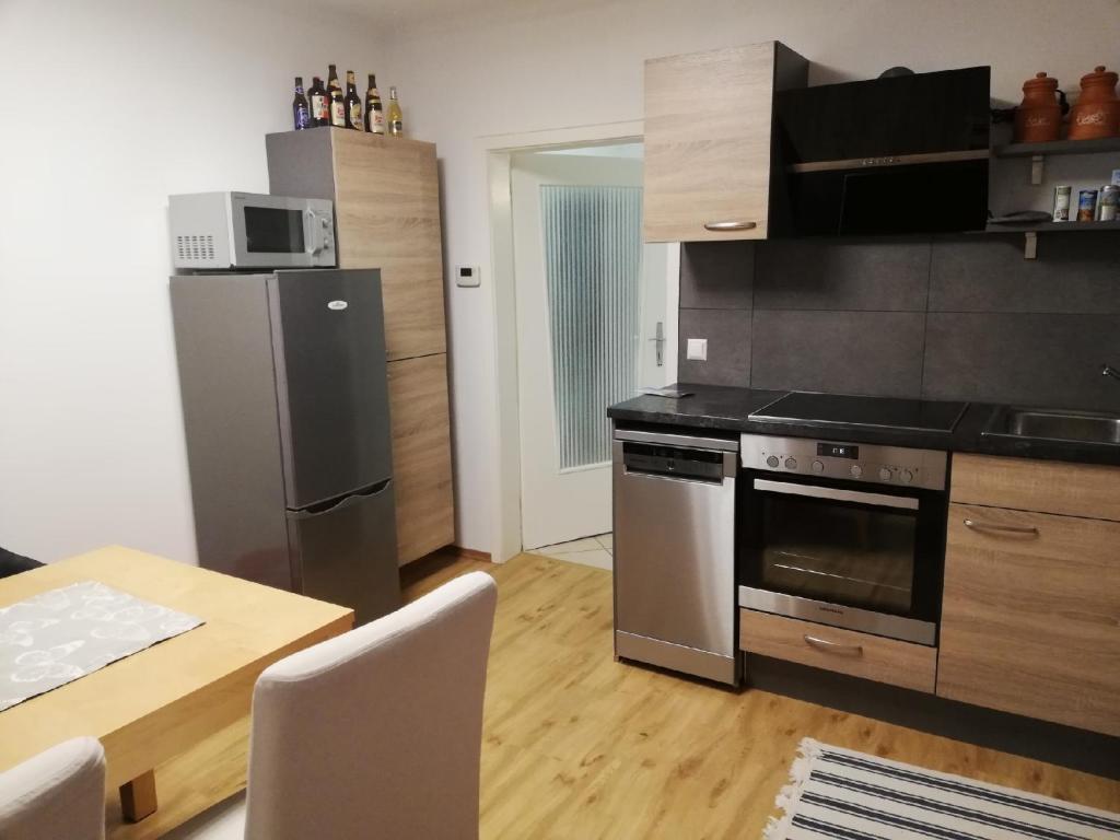 A kitchen or kitchenette at Pension Kohlweg
