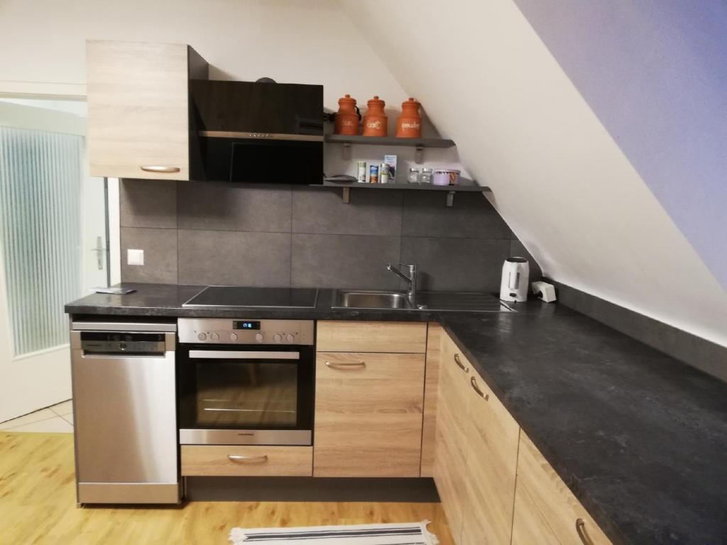 A kitchen or kitchenette at Pension Kohlweg