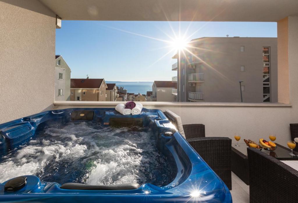 Fotografia z galérie ubytovania Luxury apartman SKY with sea view and whirlpool v destinácii Makarska