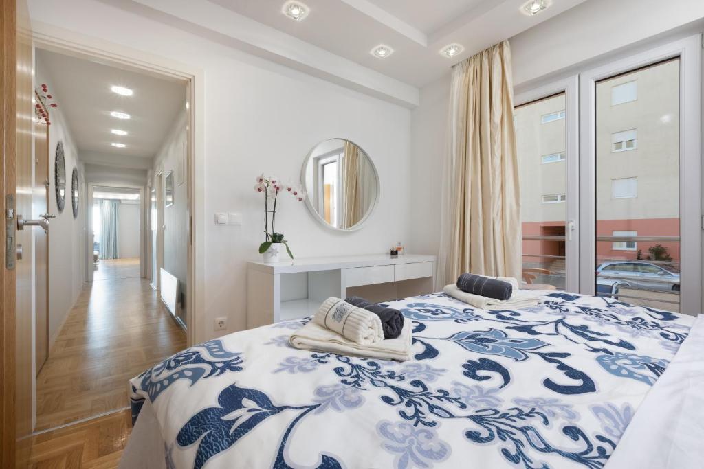 Posteľ alebo postele v izbe v ubytovaní Luxury apartman SKY with sea view and whirlpool