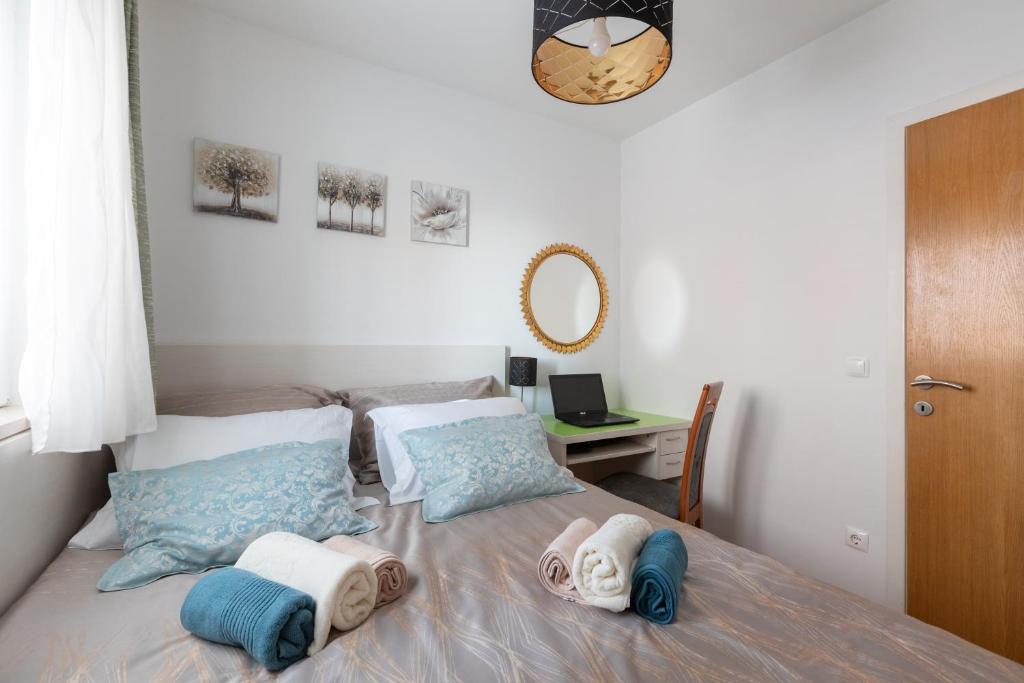 Posteľ alebo postele v izbe v ubytovaní Luxury apartman SKY with sea view and whirlpool