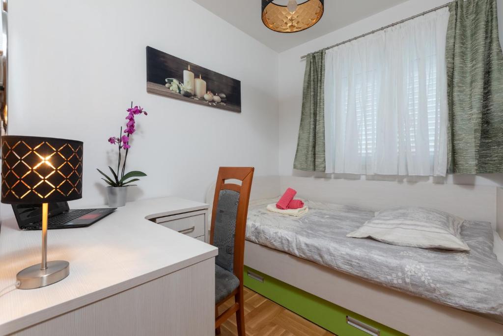 Posteľ alebo postele v izbe v ubytovaní Luxury apartman SKY with sea view and whirlpool
