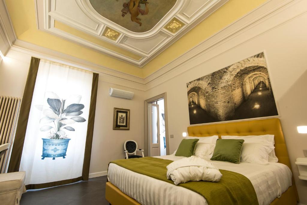 um quarto com uma cama grande e um tecto em ANFITEATRO LE SUITES em Catânia