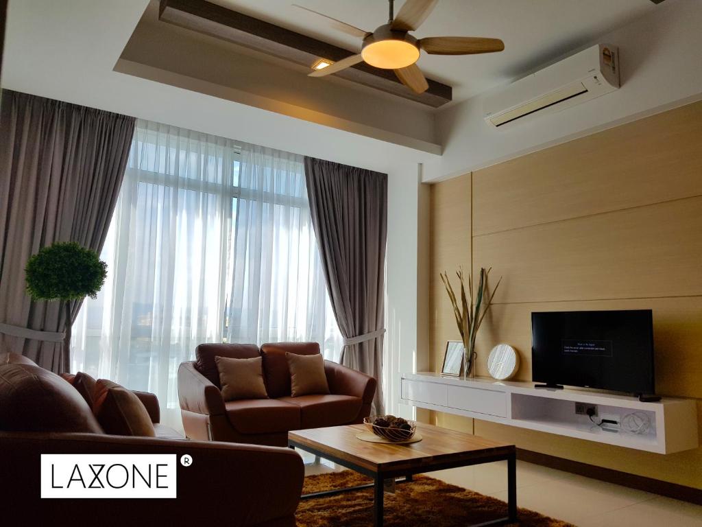 SembulanにあるSutera Avenue Kota Kinabalu - Laxzone Suiteのリビングルーム(ソファ、テレビ付)