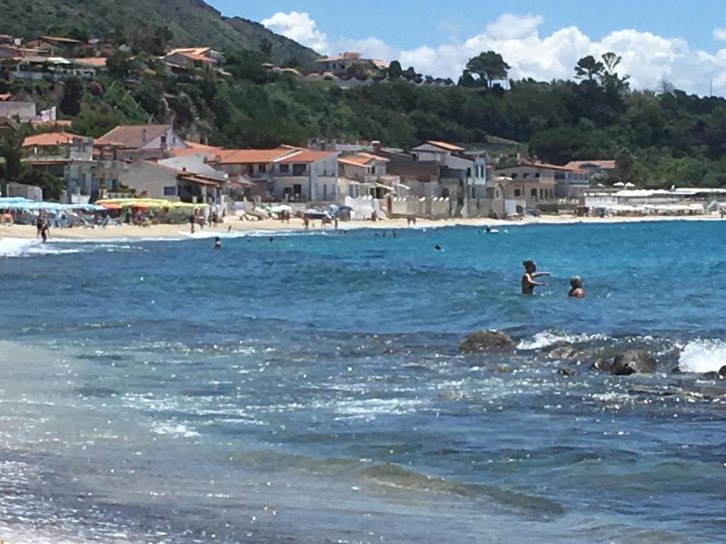 un grupo de personas en el agua en una playa en Apartment Carnevale, en Santa María