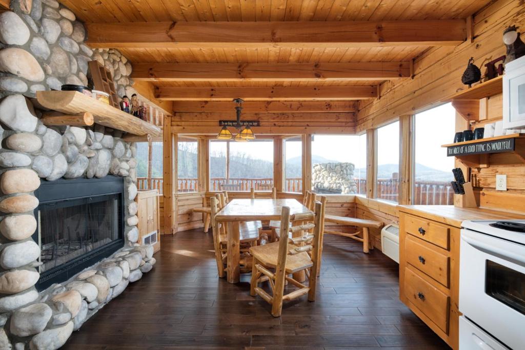 Η κουζίνα ή μικρή κουζίνα στο Treetop Oasis #56