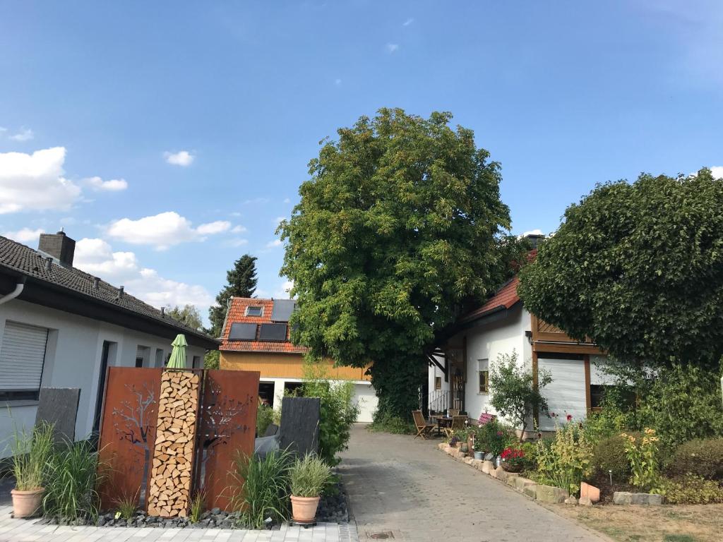 una calle en un pueblo con casas y un árbol en Ferienwohnung Lippert, en Künzell