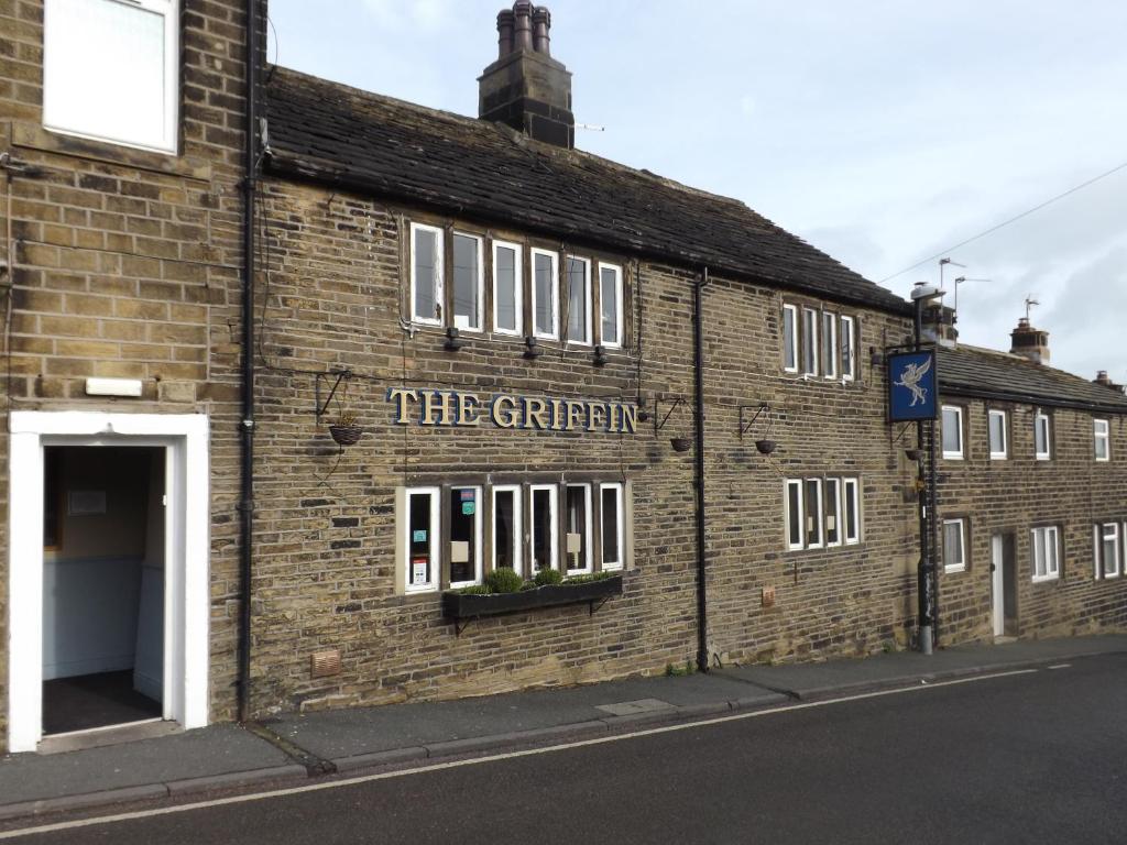 ein Backsteingebäude an der Ecke einer Straße in der Unterkunft The Griffin Inn in Halifax