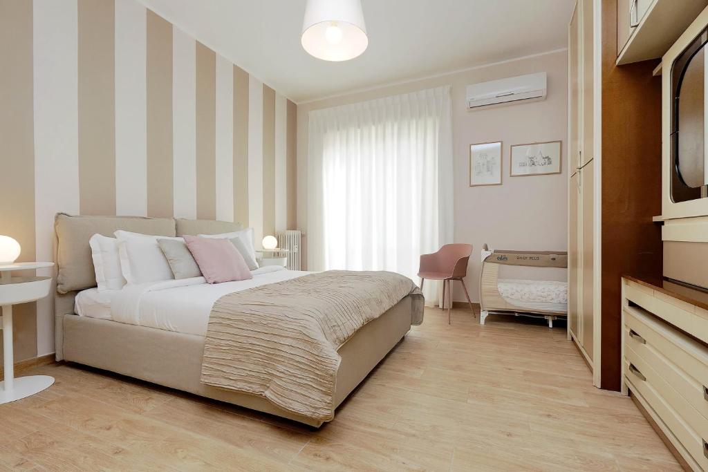 Elegant 3-Bed Apartment 10' Termini Wi-Fi AC