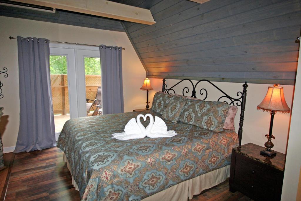 1 dormitorio con 1 cama con 2 toallas en Snuggle Inn, en Gatlinburg
