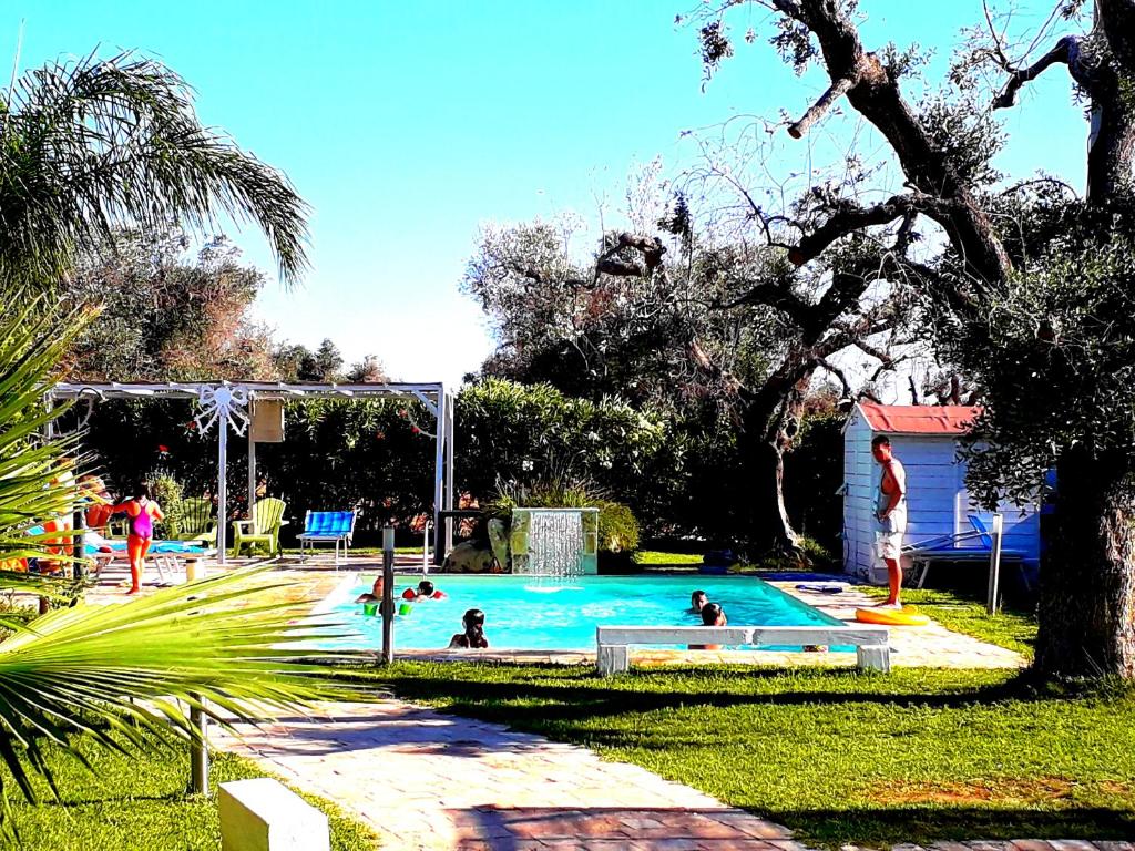 un grupo de personas jugando en una piscina en Villa Ghetta Country House en Leverano