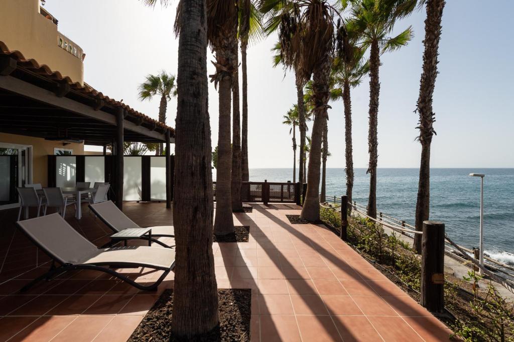 Playa del AguilaにあるLuxury Terrace Ocean view-P67B By CanariasGetawayのヤシの木と海の景色を望むパティオ
