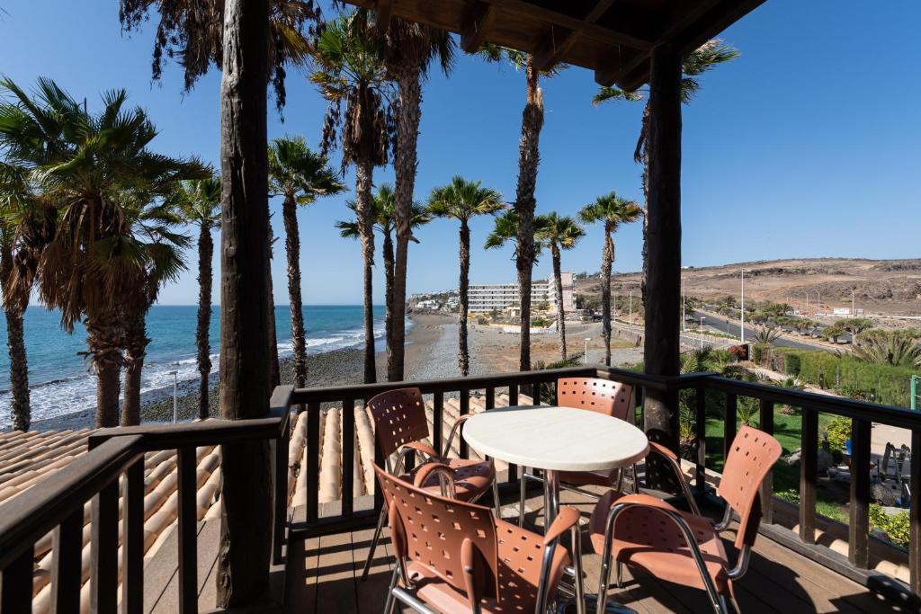 Playa del AguilaにあるOcean balcony view&pool P69 By CanariasGetawayのビーチを望むバルコニー(テーブル、椅子付)