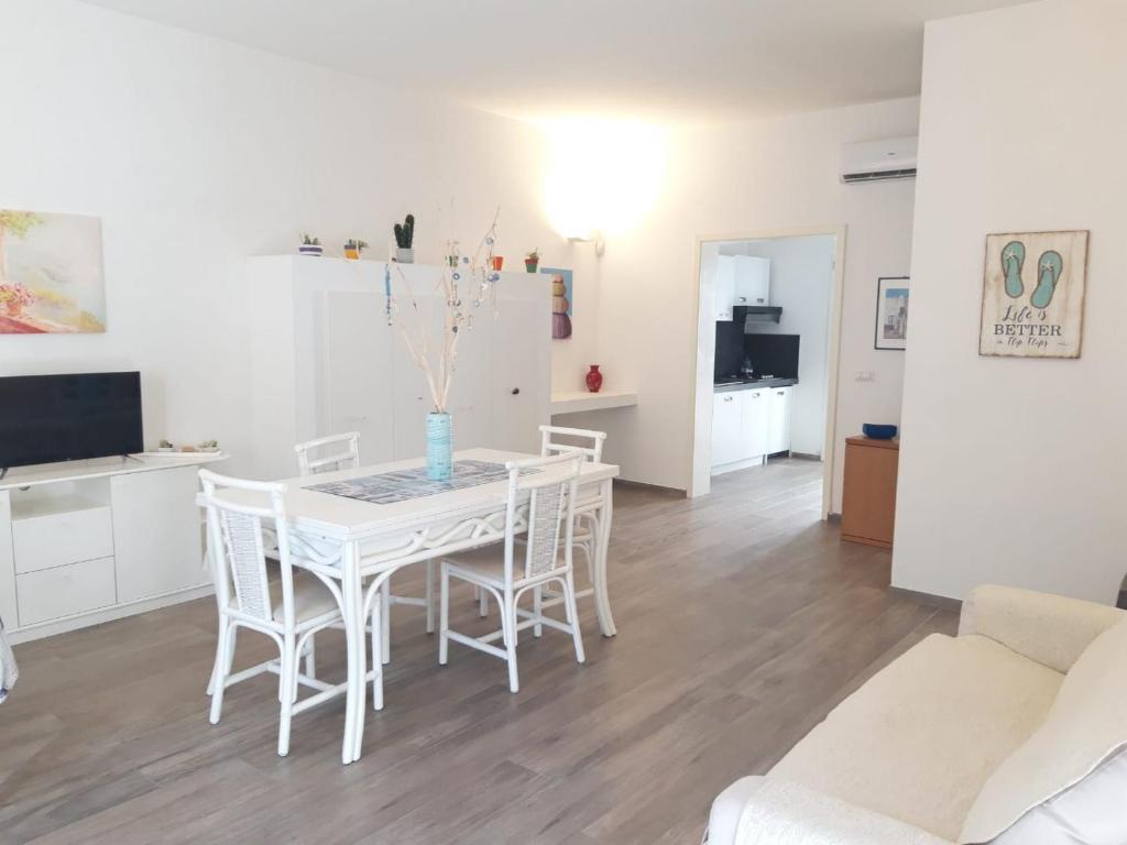 Телевизор и/или развлекательный центр в Villa Giada - Mini Piscina con Idromassaggio By Cala Salento