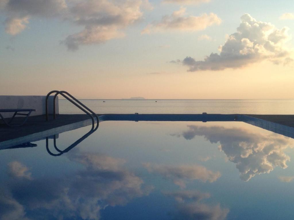 Bazén v ubytování Santorini Grace Villa No1 nebo v jeho okolí