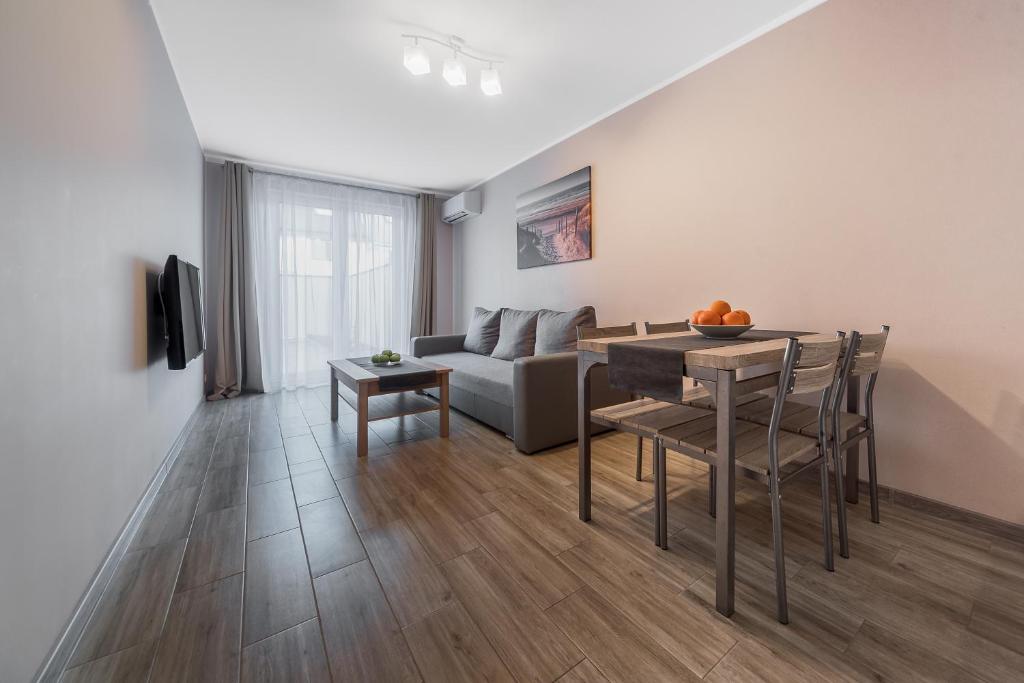 斯維諾烏伊希切的住宿－Marittimo Resort，客厅配有沙发和桌子