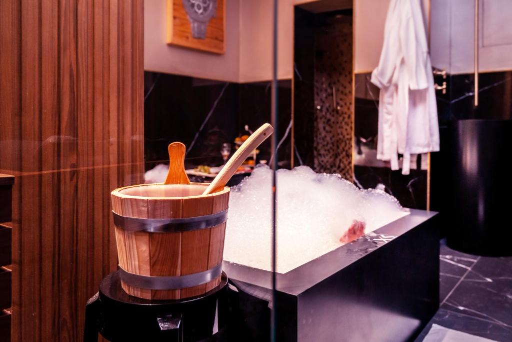 a bathroom with a tub filled with snow at Excess Venice Boutique Hotel & Private Spa - Adults Only in Venice