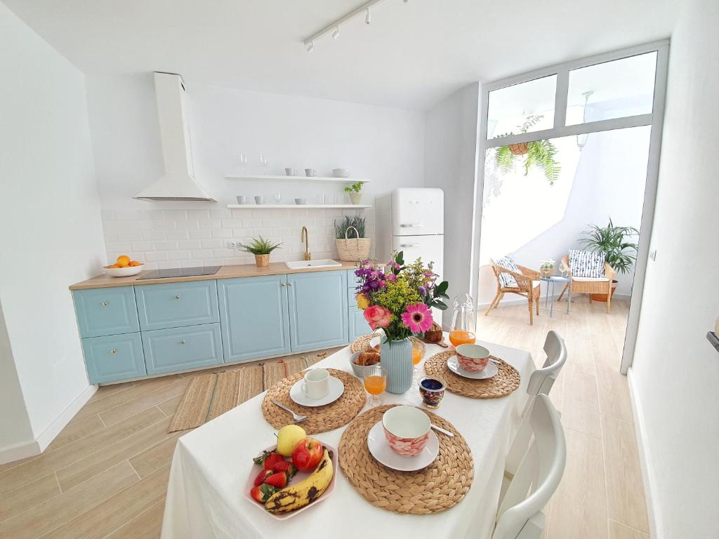 biała kuchnia ze stołem i owocami w obiekcie ALAYNA´S HOMES w mieście Valle Gran Rey