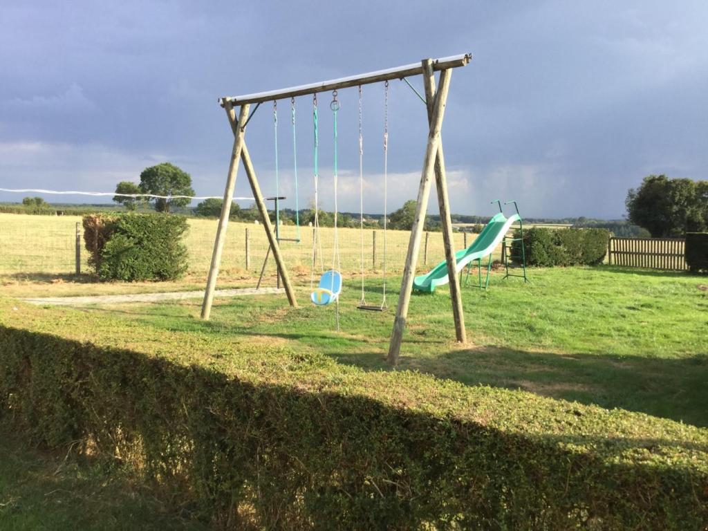 Ein Kinderspielbereich in der Unterkunft Gite de Belle vue